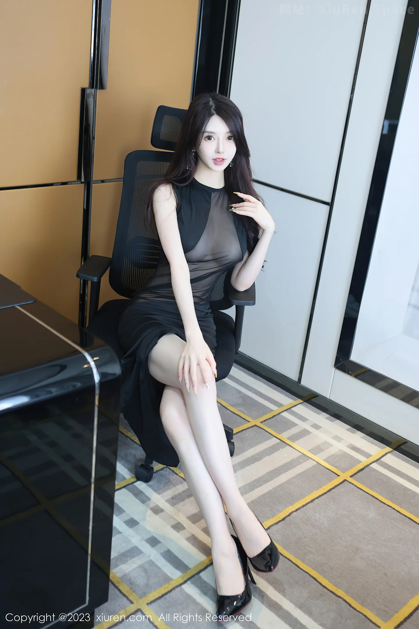 图片[4]-[XiuRen秀人网] VOL.6937 模特玉兔miki性感黑色薄纱连衣裙配超薄无内黑丝秀翘臀诱惑写真81P-秀人网官方网站